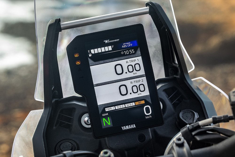 A close-up of the T&eacute;n&eacute;r&eacute; 700 World Raid's 6.3-inch vertical TFT dash.