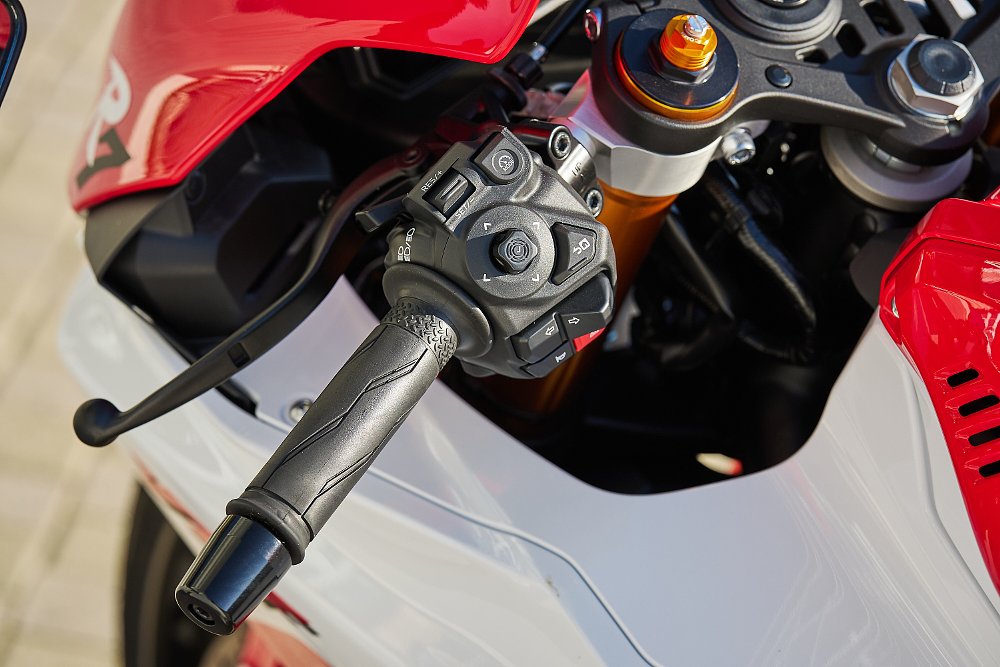 close view of the lefthand switchgear controlling the cruise control and TFT display