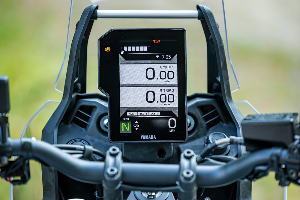 A close up of the World Raid's 6.3-inch TFT dash.