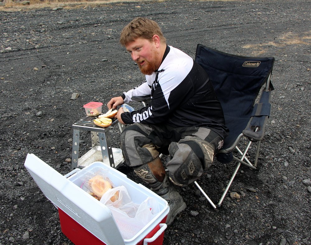 Pete eats lunch