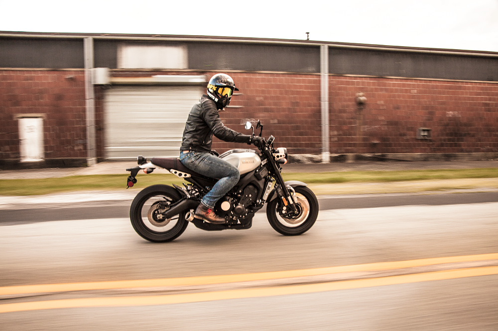 Bell Moto 3 with Yamaha XSR900