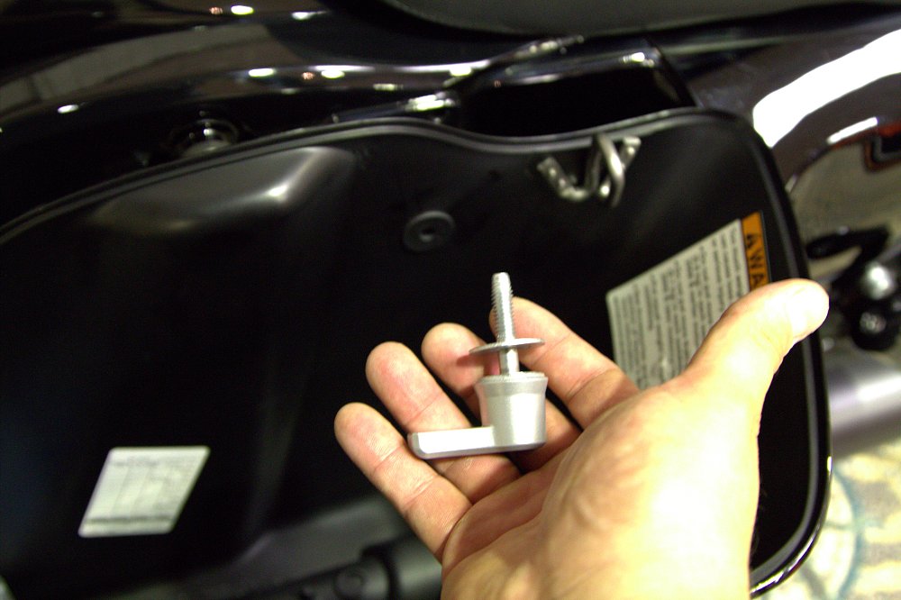 Saddlebag hardware