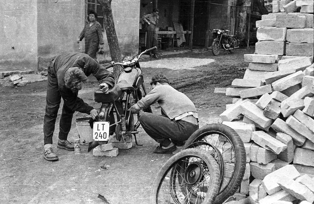 Lacing a wheel