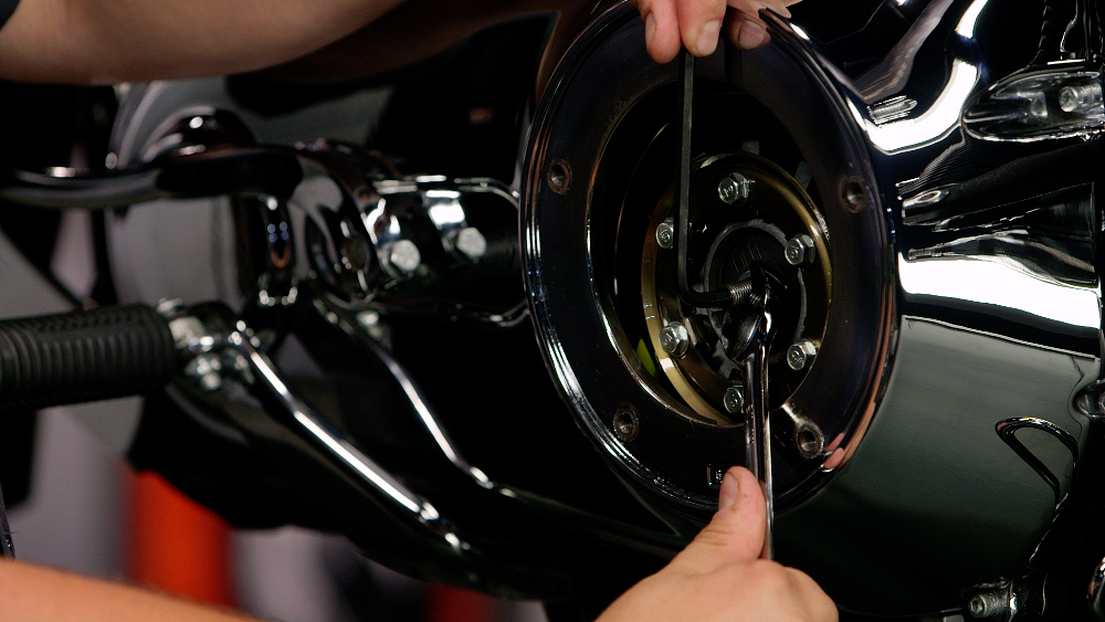 Tightening a clutch adjuster jam nut