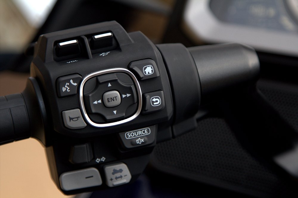 Left control pod