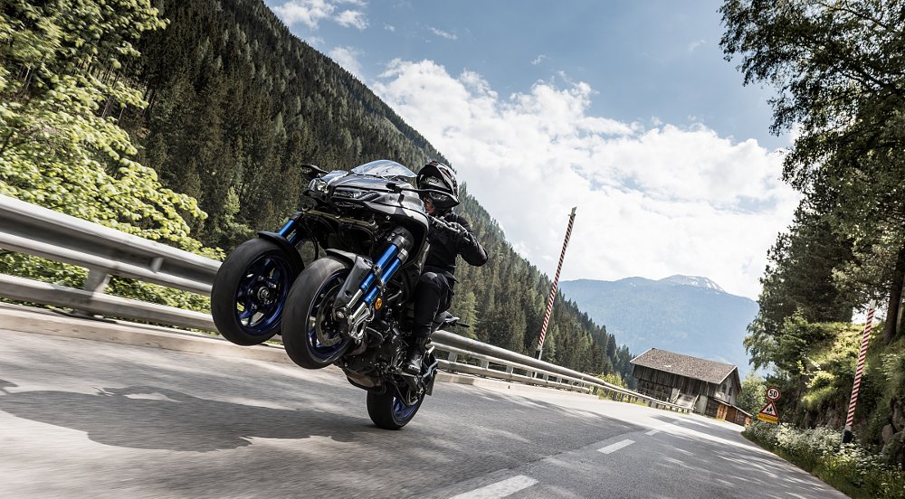 Yamaha NIKEN wheelie