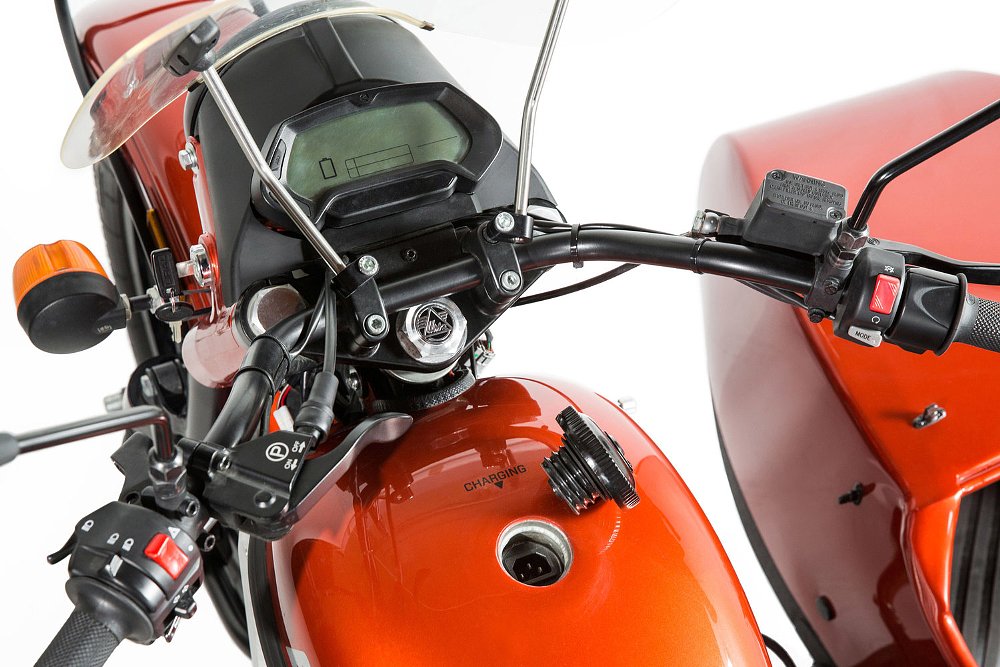 Ural dash and charge port