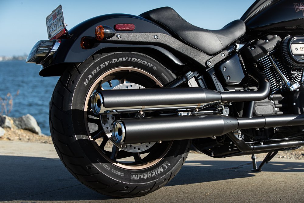 Harley-Davidson Low Rider S black exhaust