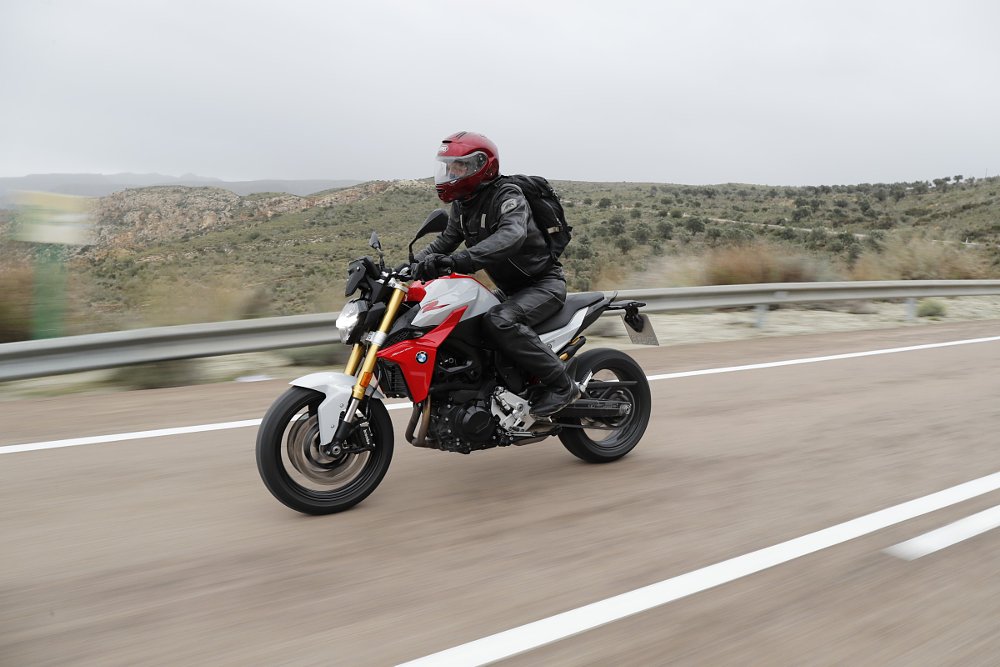 BMW F 900 R ergonomics