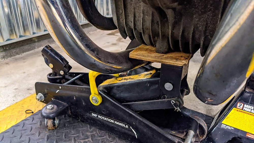 How to safely lift a motorcycle