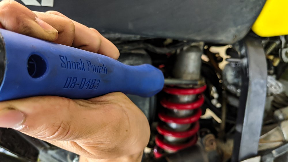 Adjusting dirt bike shock collar