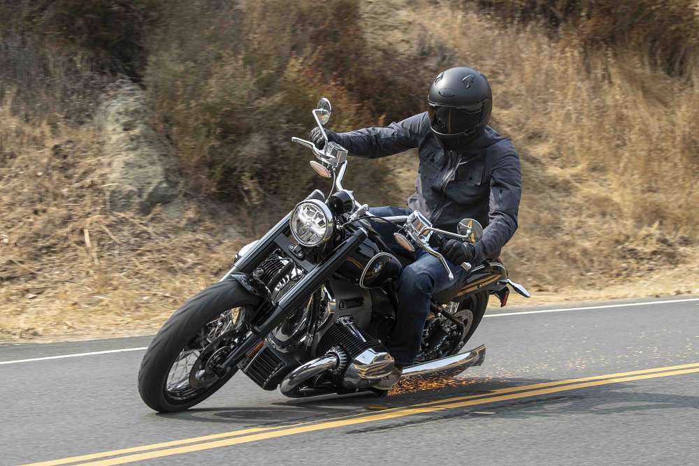 BMW R 18 cornering left