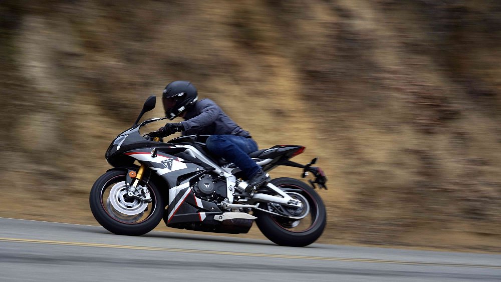Triumph Daytona 765 action left