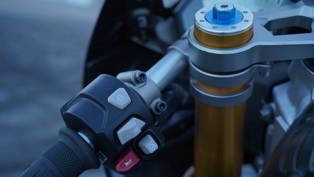 Triumph Daytona 765 switch controls