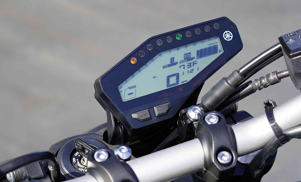 Yamaha MT-09 two-color LCD dash