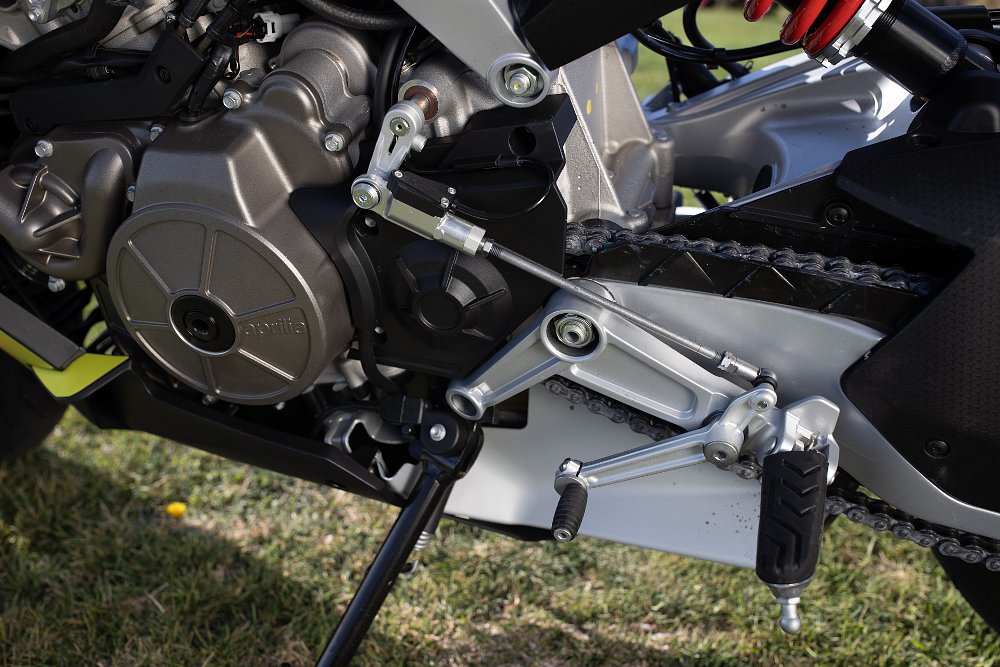 Aprilia Tuono 660 footpeg and shifter mechanism