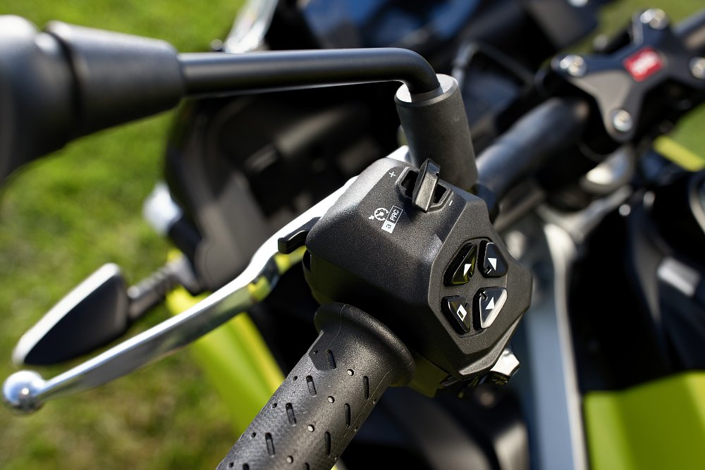 Aprilia Tuono 660 button controls on the left handlebar