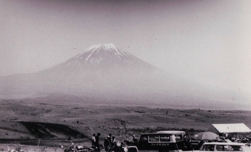Fujinomiya races with the mountain in the background