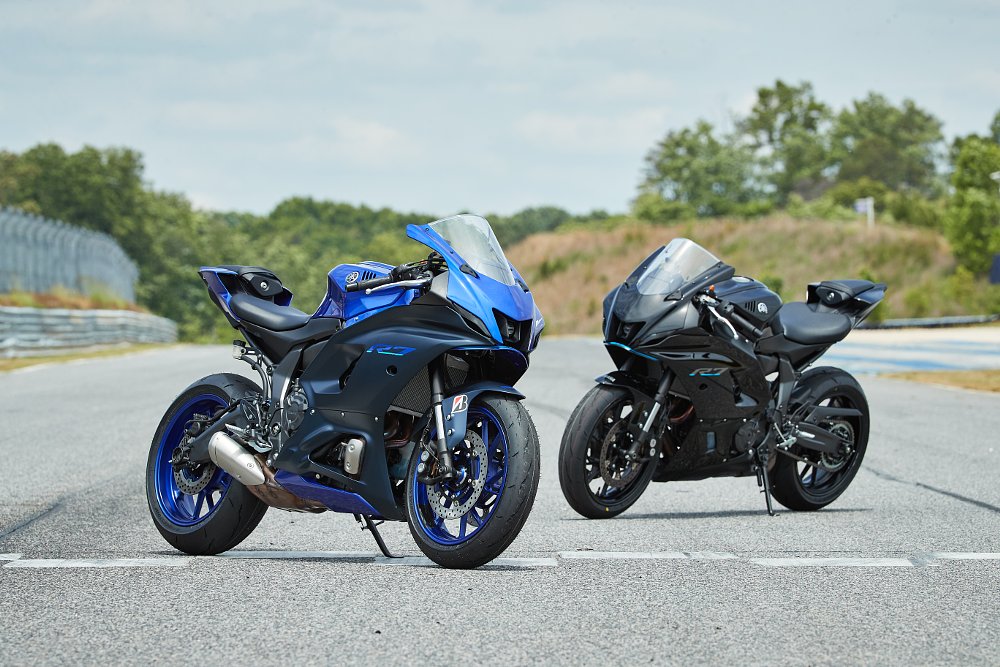 2022 Yamaha R7 in blue and in black