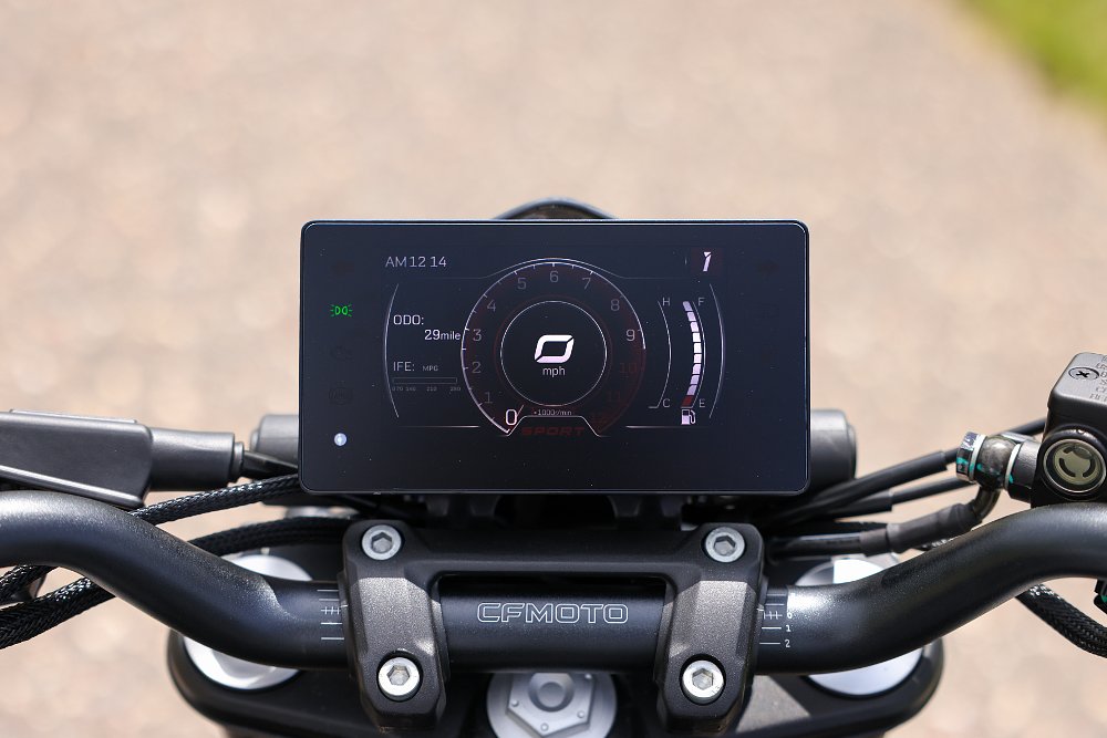 The TFT dashes work very well. We rode on a very sunny day and I could see everything perfectly.