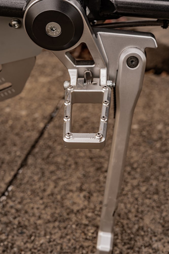 wide footpeg