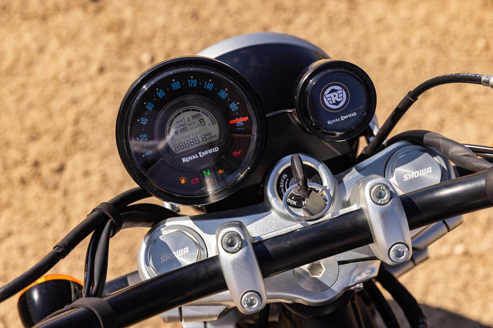 a close up view of the dash of super meteor 650