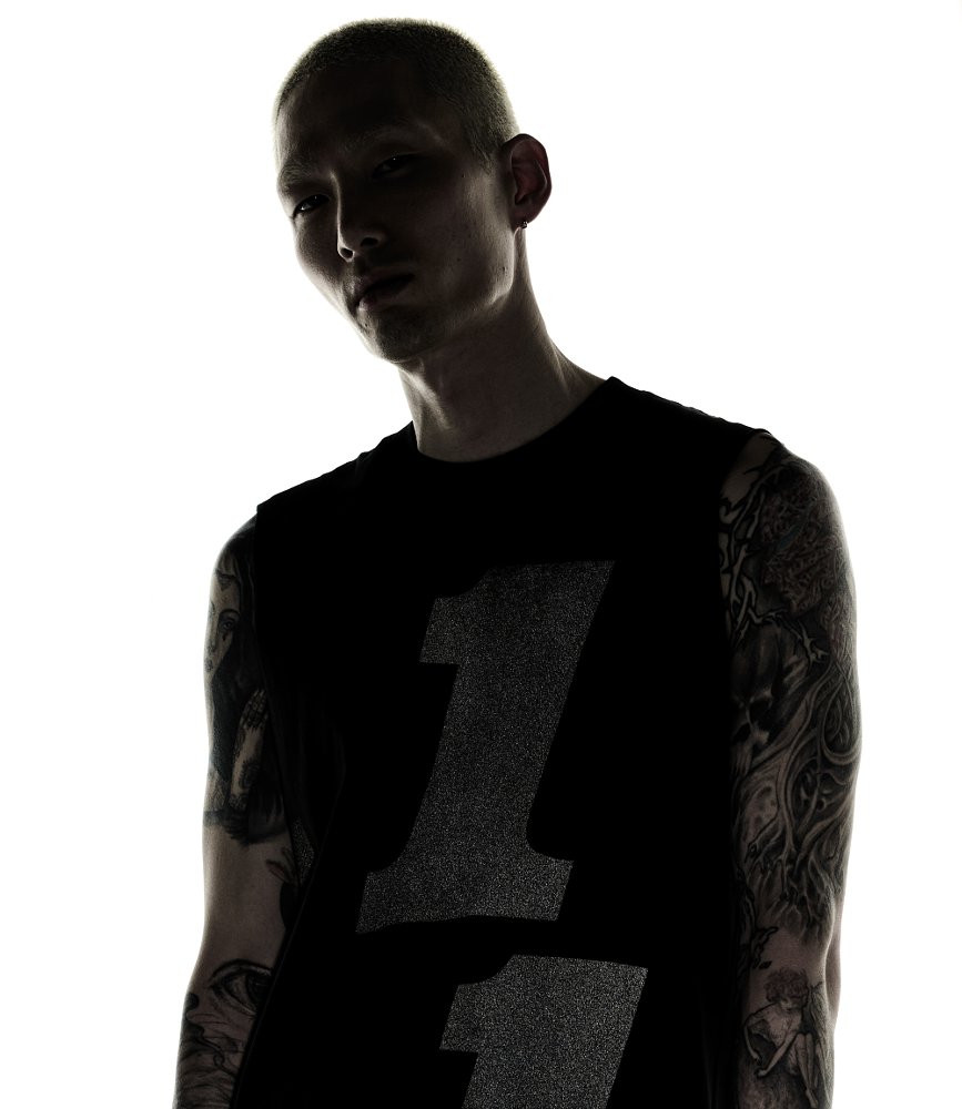 male model wearing a sleeveless T-shirt