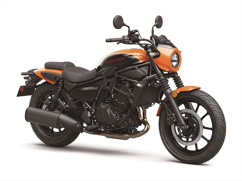 Kawasaki's two-tone Candy Steel Furnace Orange/Ebony paint scheme sets the Eliminator SE apart.