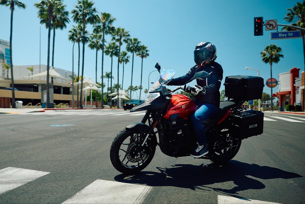 a female rider turning in a city corner intersection on the RX1E