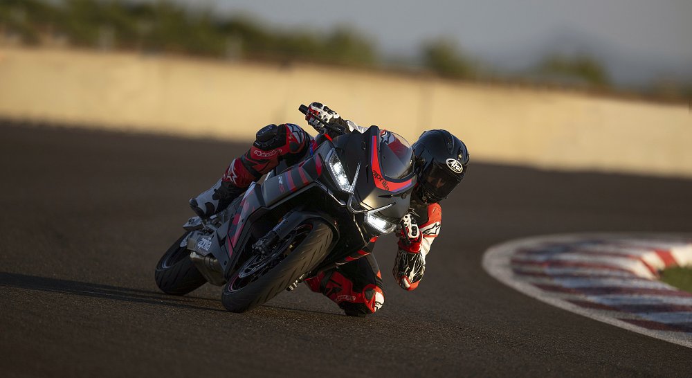 Maverick Viñales riding the RS 457 on the track