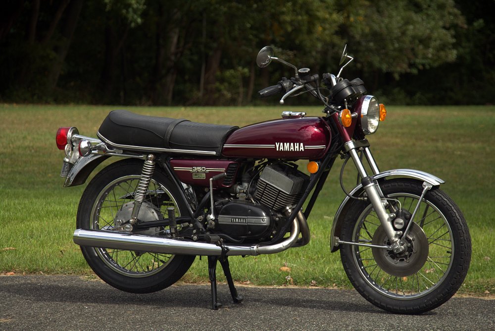 side view of the Yamaha RD350