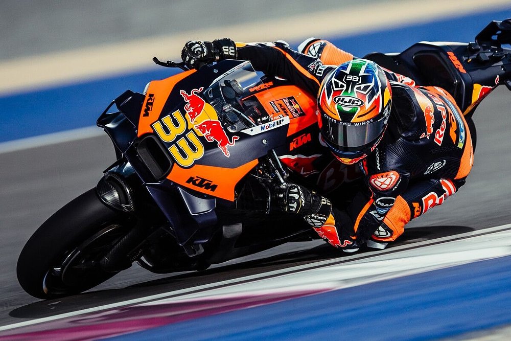 Brad Binder leaned over with elbow dragging