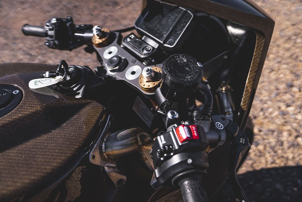 SV2 rider cockpit