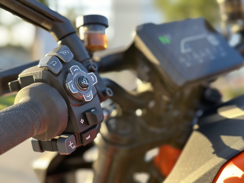 Detail image of the left switchgear on a KTM 1390 Super Duke R.