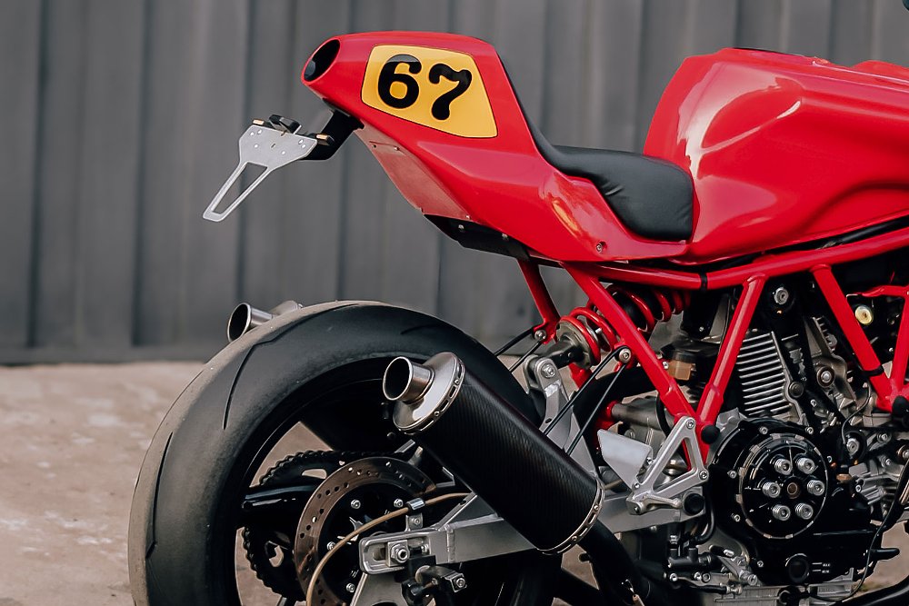 view of the tail section of the red 900SS with a yellow number plate