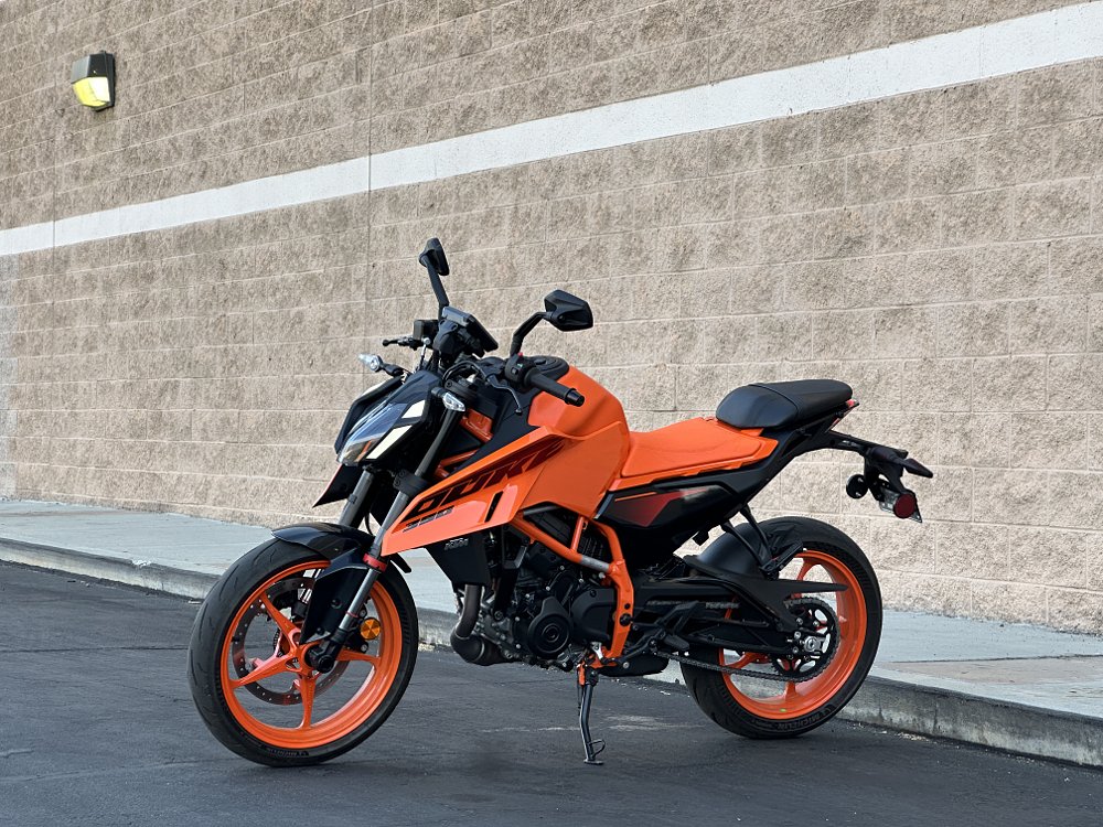 2024 KTM 390 Duke left
