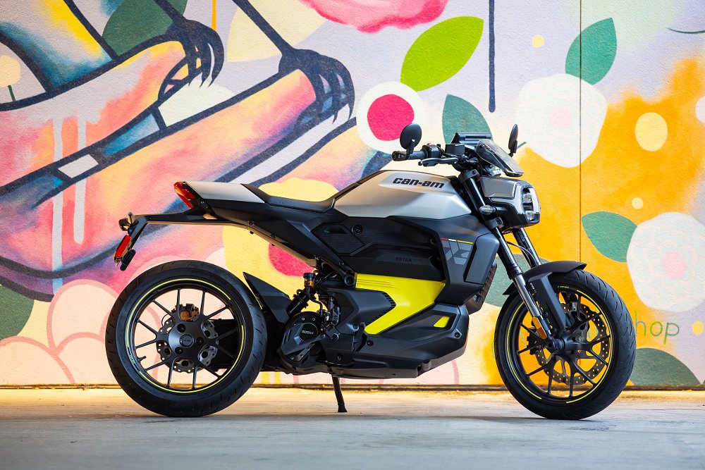 Can-Am Pulse parked in front of a mural