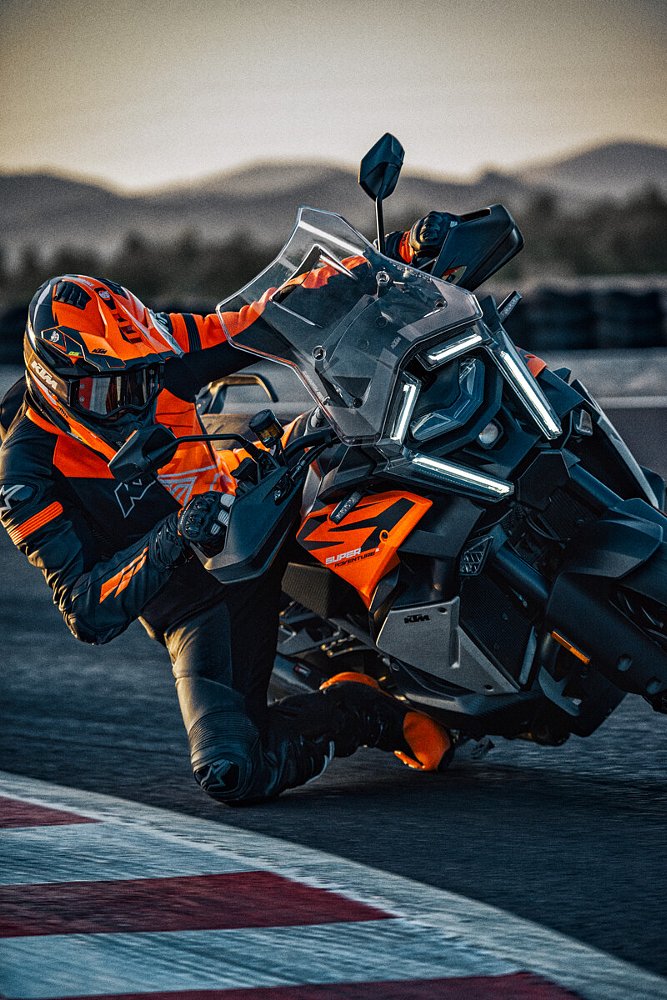 rider on the Super Adventure S Evo leaned over dragging knee on a race track