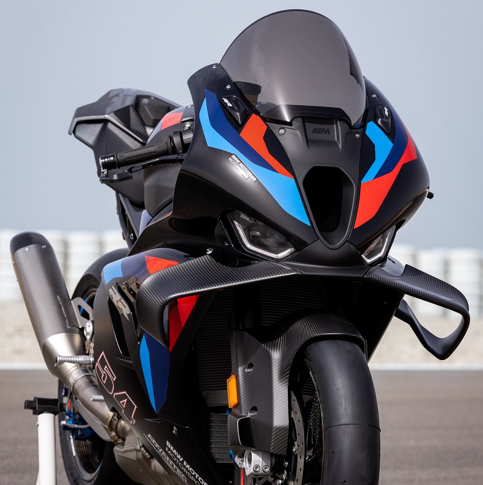 front view of the M 1000 RR with broad wings on the fairing