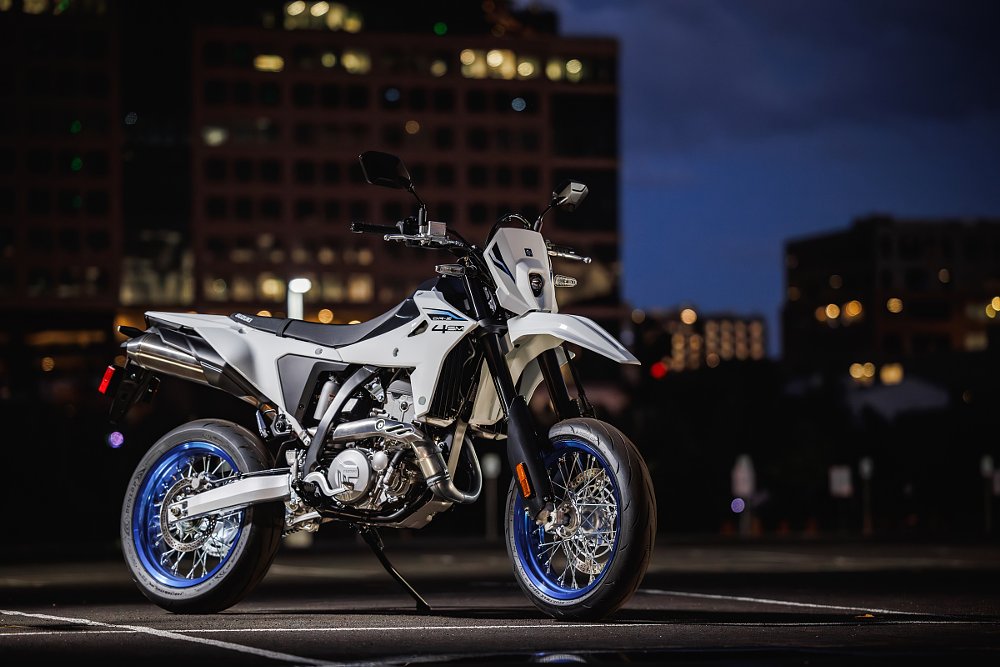 photo of the DR-Z4SM at night in front of a city scape