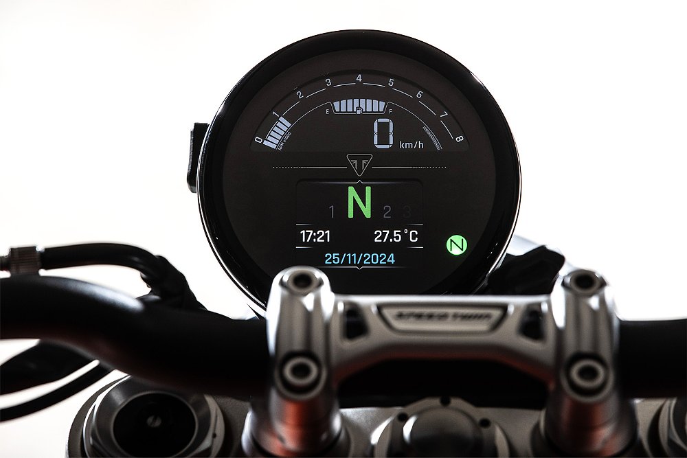 An image of the Speed Twin 900's LCD/TFT combo dash.