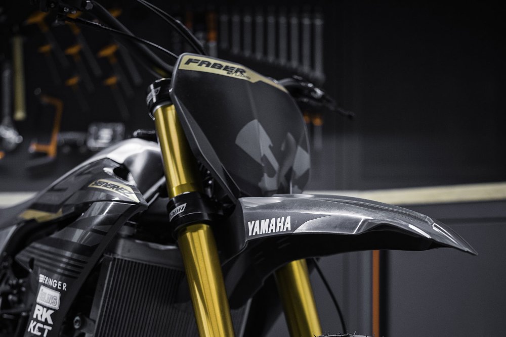 view of the front and fender