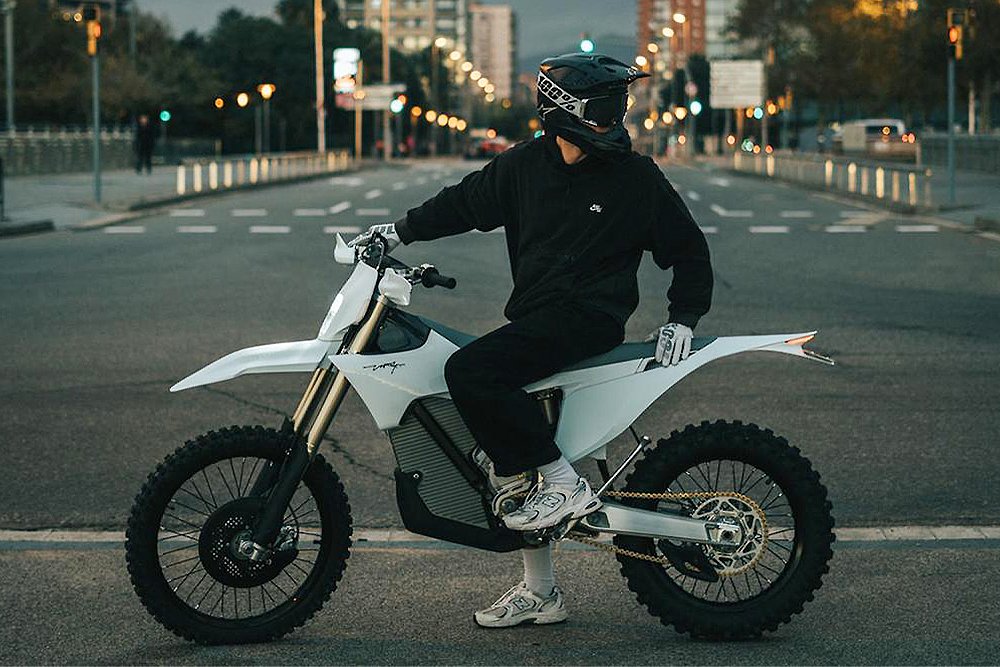 An urban rider looks over his shoulder while mounted on a Stark Varg EX.